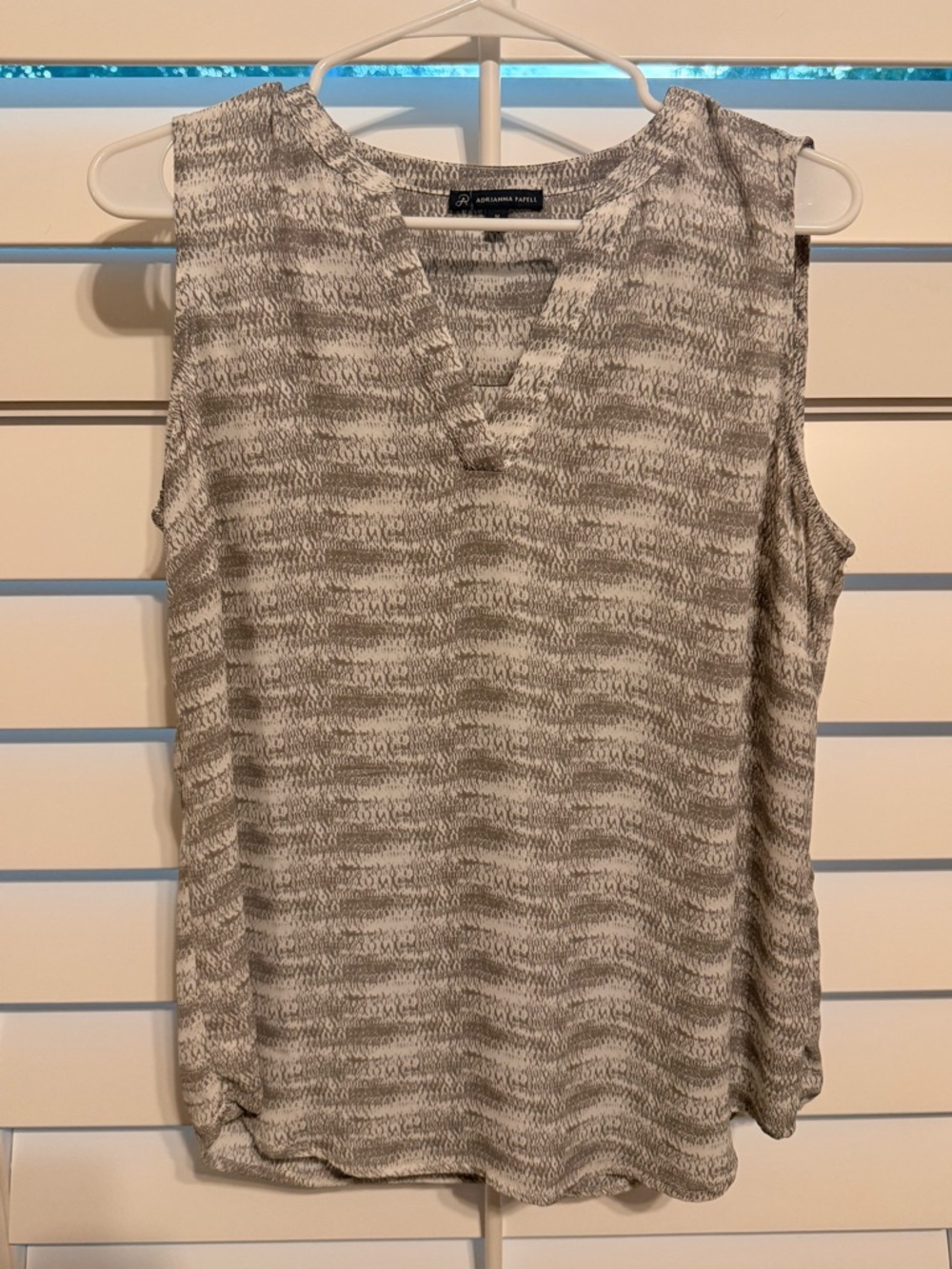 Adrianna Papell Gray Patterned Sleeveless V-Neck Blouse